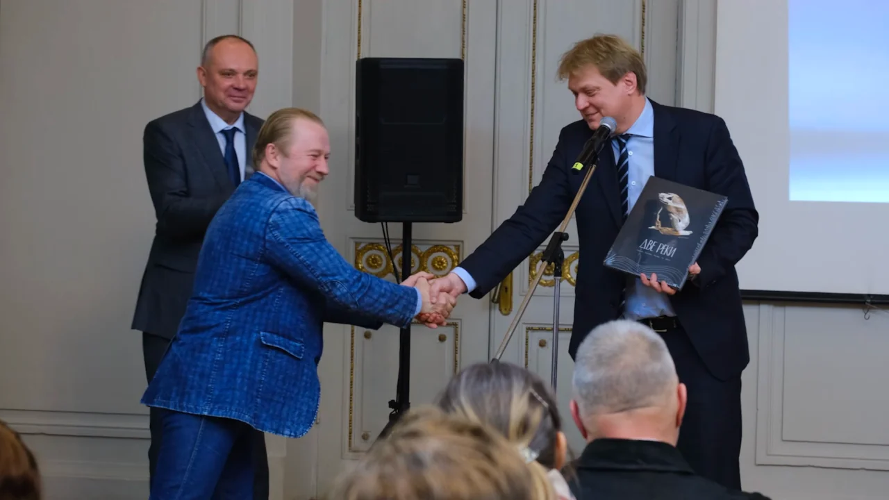 Presentation of Sergey Luginin's album “Two Rivers. Bone Carving” to Oleg Shorin, Director of the Library for Natural Sciences of the RAS